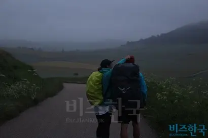 아침에 나섰더니 한일 커플이 앞에 있다. 서로 챙겨주기까지 한다. 부럽다. 사진=박현광 기자