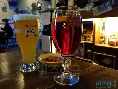 골목상권의 주 소비층은 원룸이나 다세대 주택에 세 들어 사는 대학생과 20~30대 직장인들이다. 샤로수길 초장기 멤버인 수제버거집 ‘저니’의 생맥주와 샹그리아. 사진=이송이 기자
