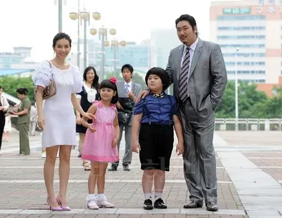 큰아들 진풍과 이어지는 수진과 수진의 조카들 그리고 친오빠. 특히 수진의 오빠 ‘브루터스 리’​를 연기한 조진웅은 어설픈 영어를 구사하며 솔약국집 할아버지인 변희봉과 케미를 선보이며 본격적으로 얼굴을 알렸다. 사진=KBS 홈페이지