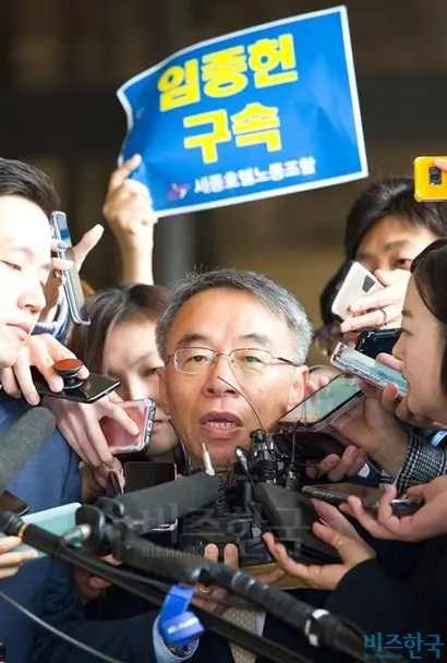양승태 사법부 시절 ‘사법농단’ 의혹의 핵심인물로 꼽히는 임종헌 전 법원행정처 차장이 지난 15일 오전 서울 서초구 서울중앙지방검찰청에 피의자 신분으로 출석하고 있다. 사진=박정훈 기자