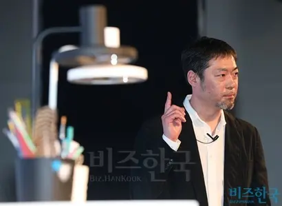 일본 가전제품 기업 ‘발뮤다’가 한국에서 공기청정기 신제품을 처음 선보였다. 테라오 겐 발뮤다 대표는 12일 서울 용산 드래곤시티호텔에서 열린 신제품 간담회에서 직접 제품을 소개했다. 사진=박정훈 기자