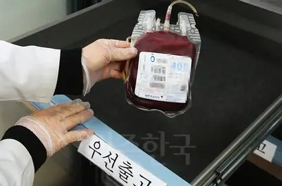 공정거래위원회가 녹십자MS와 태창산업의 혈액백 입찰 담합 의혹을 조사하고 있는 것으로 확인됐다. 대한적십자사의 한 혈액원에서 직원이 출고용 O형 혈액을 보여주는 모습으로 기사의 특정 내용과 관련없다. 사진=연합뉴스