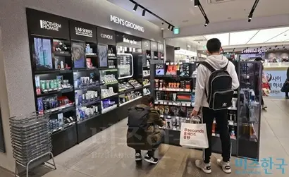 화장품, 건강기능식품 등 시장에 진출한 제약사들은 앞으로 신사업 규모를 유지하거나 더 확대할 것으로 예상된다. 사진은 로드샵 남성 화장품 매대 전경으로 기사의 특정 내용과 관련없다. 사진=고성준 기자