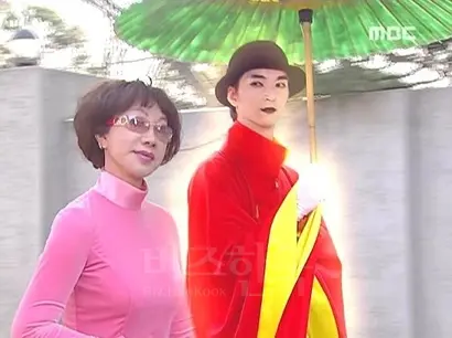 프란체스카가 ‘깜장드레스’​라면, 그의 고스톱 라이벌이자 동네 반장인 이수나는 ‘​핑크레이디’​라는 별명으로 시청자들의 뇌리에 각인됐다. 고스톱의 신이 특별히 보호하는 이수나는 디자이너 장광효와 건축가 김원철 사이 삼각관계로 시즌2에도 큰 웃음을 줬다. 사진=드라마 캡처