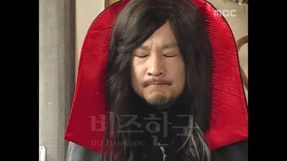 뱀파이어 대교주라는 말에 ‘​마왕’이란 별칭의 신해철이 너무나 어울린다 여겼는데, 실상은 카리스마는 온 데 간 데 없는 구박덩어리였다. 신해철은 앙드레 대교주를 맡아 허세에 쩔면서도 엉성한 밉상 삼촌 포지션을 재미나게 표현했다. 사진=드라마 캡처