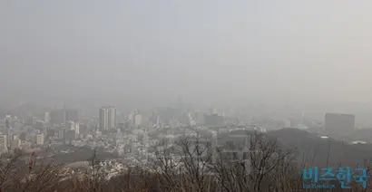 올 겨울 미세먼지도 아웃도어 시장에 악영향을 미쳤다는 분석이다. 미세먼지로 뒤덮인 서울 도심의 모습. 사진=고성준 기자