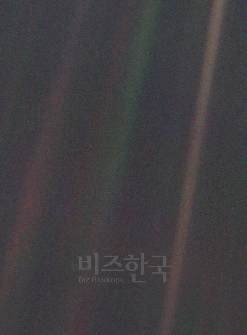 1990년 2월 14일 보이저 1호가 약 60억 km 거리에서 촬영한 지구의 모습. 사진 속 먼지 같은 작은 흰 점이 바로 우리가 살고 있는 지구다. 사진=NASA/JPL-Caltech