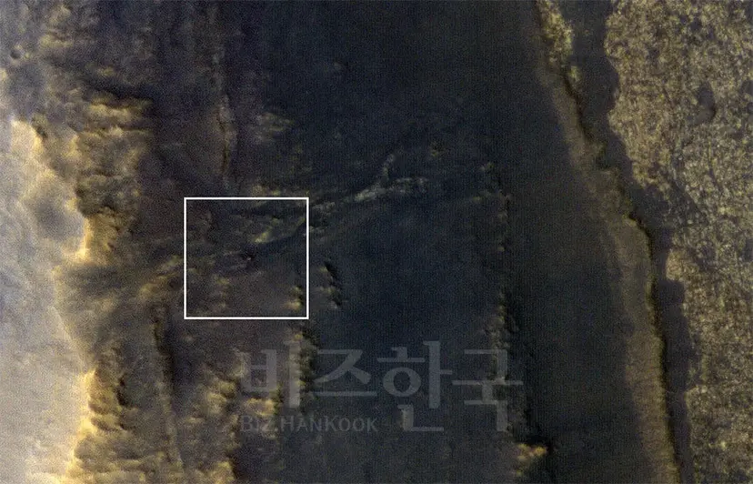 2018년 9월 20일 화성 상공을 맴돌고 있는 궤도선 MRO(Mars Reconnaissance Orbiter)의 카메라 장비 HiRISE로 포착한 화성 표면의 오퍼튜니티. 하얀 사각형은 한 변이 약 1km 크기이다. 사진=NASA/JPL-Caltech/Univ. of Arizona