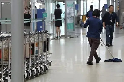 정부는 고용안정을 유도한 후 점차적으로 처우를 개선해 나간다는 입장이다. 인천국제공항 출국장에서 환경미화 노동자가 작업하는 모습으로 기사의 특정 내용과 관련없다. 사진=박은숙 기자