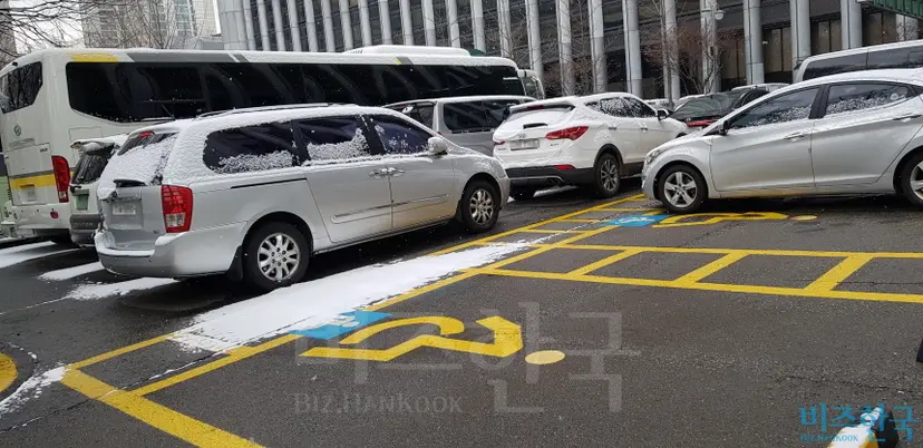장애인전용주차구역 앞으로 차량 세 대가 주차돼 있다. 사진=우종국 기자