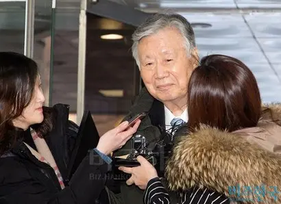 조세포탈과 횡령·배임 등의 혐의로 징역 5년형을 선고받은 이중근 부영그룹 회장이 지난해 2월 서울중앙지방법원에 출석하고 있다. 이 회장은 차명주식을 숨긴 혐의 등으로 1·2심에서 수천만 원의 벌금형을 선고 받았다. 사진=박정훈 기자