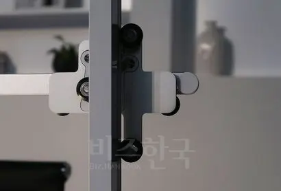 3축 글라이드는 상당히 부드럽고 자유롭게 움직이며 정확히 고정된다. 다이슨의 기술력이 느껴지는 신기한 장치다. 사진=김정철 제공