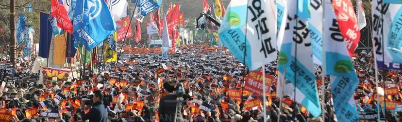 혹자는 ‘택시기사 먹고 사는 문제까지 신경 써야 하느냐’고 물을 수 있다. 그러나 택시운송사업은 국가가 관리하는 면허제다. 즉 누구나 자유롭게 뛰어들 수 있는 분야가 아니라 국가가 관리하고 통제하는 시스템이라는 것이다. 지난해 12월 택시 업계의 대규모 집회 모습. 사진=박은숙 기자