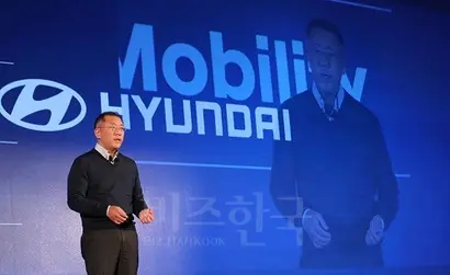 지난해 정의선 현대차그룹 수석부회장 취임 이후 현대차그룹은 상시채용을 확대해왔다. 올해부터는 공채를 폐지하고 상시채용만 진행한다. 지난해 CES에 참가한 정의선 현대차 부회장. 사진=연합뉴스