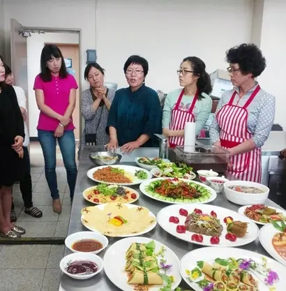 교육생들과 자체적으로 발효음식 경진대회를 진행하는 모습. 사진=고광자 제공