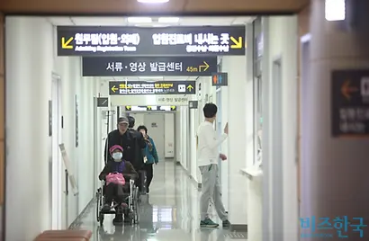 김효진 원장은 최대한 약물 오남용을 방지하고 경증 질환에 대해서는 자가 치료를 하자는 입장이다.​ 또 백신에 관심을 더 기울여야 한다고 말한다. 한 병원 모습으로 기사의 특정 내용과 관련없다. 사진=박은숙 기자
