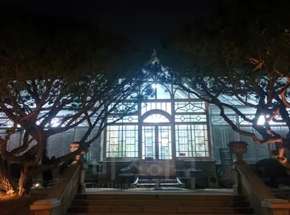 창경궁은 올해부터 저녁 9시까지 개방해 직장인들도 퇴근 후 들를 수 있게 됐다. 한국 최초의 서양식 식물원인 창경궁 대온실. 사진=이송이 기자