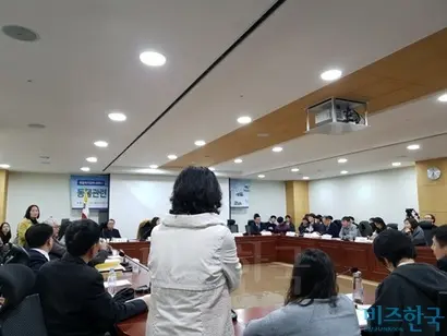 세미나가 끝나갈 무렵, 무작정 동물복지를 강화하는 것에 반대하는 동물 관련 업종 종사자와 개 식용을 먼저 금지하자는 참석자들이 등장하며 현장이 한때 소란스러웠다. 사진=김명선 기자