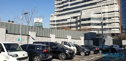 DB생명은 외부인의 출입을 막기 위해 가벽을 설치했다.  사진=유시혁 기자