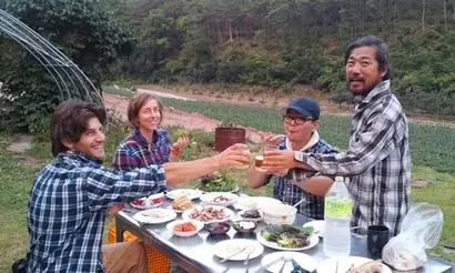 일을 마치고 호스트와 우퍼가 다함께 식사하는 모습. 사진=우프코리아 제공