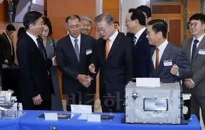 현대차는 5년간 45조 3000억 원의 자금을 R&D와 미래 신기술에 투자하겠다는 계획을 발표했다. 지난 1월 울산시청에서 열린 ‘수소경제와 미래 에너지, 울산에서 시작합니다’ 행사를 앞두고 문재인 대통령과 함께 수소 활용 전시장을 둘러보는 정의선 부회장. 사진=현대자동차그룹 제공