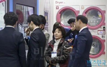 무인으로 운영되는 코인세탁전문점을 살피고 있는 방문객 모습. 사진=고성준 기자