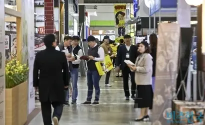 방문객들이 프랜차이즈 부스를 둘러보고 있는 모습. 사진=고성준 기자