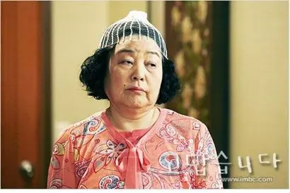 따지고 보면 악역 없는 ‘고맙습니다’에서 악역 아닌 악역 포지션을 맡은 석현의 어머니 국자를 연기한 강부자. 툭하면 ‘~~하고 자빠졌네’라며 속사포처럼 찰지게 내뱉는 욕설 섞인 입담이 인기였다. 국자가 에이즈에 걸린 손녀 봄이와 함께 목욕하던 장면은 시청자의 눈물바가지가 쏟아지던 장면이었다. 사진=MBC 홈페이지