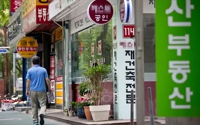 한 공인중개사는 “중개업소의 경쟁이 치열하다 보니 가격을 서로 낮춰 올린다. 일종의 광고라고 생각해야지 가격을 그대로 믿으면 안 된다”고 말했다. 사진은 서울 강남구 아파트단지 상가에 위치한 부동산으로 기사의 특정 내용과 관련없다. 사진=고성준 기자