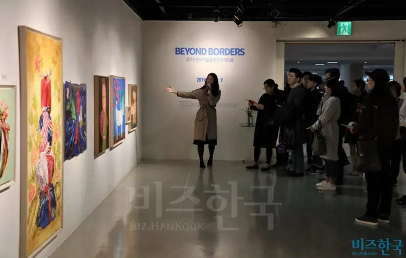 ‘비즈한국’과 ‘일요신문’이 주최한 ‘2019 한국미술응원프로젝트전’이 6500여 명의 관람객을 동원하며 9일 성황리에 막을 내렸다. 9일 오후 최희주 일요신문 기자의 도슨트(작품해설) 모습. 사진=박은숙 기자