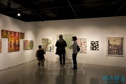 한국 회화의 흐름을 살필 수 있는 작품 100여 점이 전시된 ‘한국미술응원프로젝트전’은 24명의 작가들이 다채로운 재료와 기법으로 그만의 작품 세계를 보여준다. 사진=이종현 기자