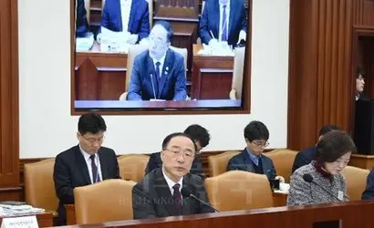 지난 6일 문재인 대통령의 ‘제2벤처 붐 확산 전략 보고회’ 참석 이틀 전인 4일 개최된 제9차 경제활력대책회의에서는 ‘제2벤처 붐 확산 전략’이 논의됐다. 홍남기 부총리 겸 기획재정부 장관이 4일 9차 경제활력대책회의를 주재하고 있다. 사진=기획재정부 제공