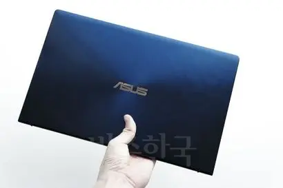 14인치 화면 사이즈지만 A4 용지와 비슷한 아주 작은 크기다. 사진 =김정철 제공