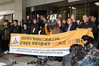 김성주 일제강제징용 근로정신대 피해 할머니를 비롯한 강제징용 피해자 유가족들이 지난해 11월 29일 서울 서초구 대법원에서 열린 강제징용 및 근로정신대 피해 일본 미쓰비시중공업 상대 손해배상청구 소송 선고 공판 후 만세를 외치고 있다. 사진=최준필 기자