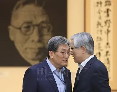 남관표 신임 주일대사 내정자(오른쪽)가 국가안보실 2차장이던 지난 2월 오후 청와대 여민관에서 열린 수석·보좌관 회의 전 노영민 대통령 비서실장과 대화를 하고 있다. 사진=연합뉴스