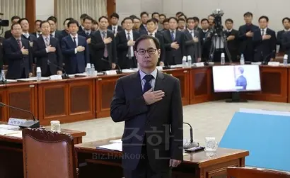 조합장 선거는 조합원을 상대로 짧은 유세 기간 동안 벌어진다는 특성 탓에 돈으로 표를 사는 세태가 계속돼왔다. 과천 중앙선거관리위원회에서 열린 제2회 전국동시조합장선거 대책회의에서 박영수 중앙선관위 사무총장을 비롯한 참석자들이 국기에 대한 경례하고 있다. 사진=연합뉴스