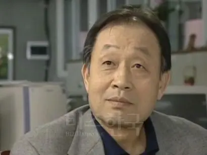 마지막 회에서 정년퇴임식을 맞은 신문수 선생님 역을 맡은 신구. 교장이나 교감 등 중간관리자를 맡지 않고 평교사로 30년을 학생들과 함께한 그는 소위 ‘참교사’​로, 보통 부드럽지만 때로는 매서운 가르침으로 어린 학생들은 물론 젊은 교사들의 존경을 받았다. 교감 선생님이 지시를 내리면 나긋하게 “그건 그렇지 않지요”​라며 조용히 어깃장을 놓을 때 교감의 미묘한 표정이 재미나다. 네티즌들 평으론 선임원사와 장교 케미라고. 사진=드라마 캡처