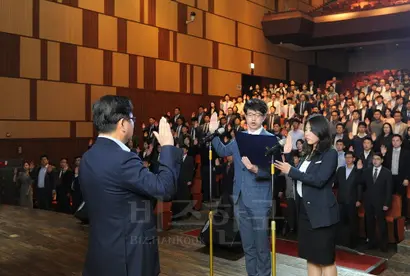 동화약품은 올 상반기 중 공정거래 자율준수프로그램을 강화한다고 공시했다. 유광렬 전 동화약품 사장이 ‘2018년 공정거래 자율준수 프로그램 강화 선포식’을 하는 모습. 사진=동화약품 제공