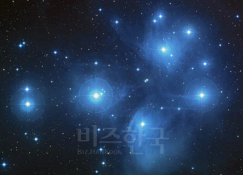 칠공주, 일곱 자매로 알려진 플레이아데스성단. 대략 3000개의 별들로 구성되어 있다. 사진=NASA/ESA/AURA/Caltech/Palomar Observatory