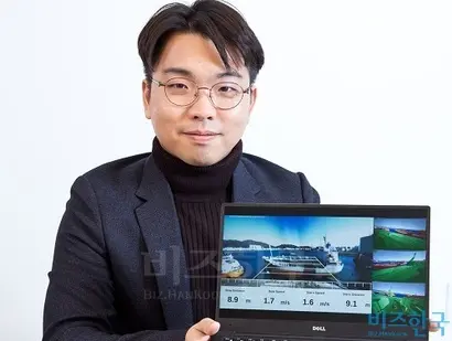 박별터 씨드로닉스(SEADRONIX) 대표는 인공지능을 활용한 자율운항 선박 기술을 개발한다. 박 대표가 들고 노트북 속 시뮬레이션은 현재 울산항만공사에 설치된 선박 접안 보조 장치다. 이 장치는 씨드로닉스의 핵심 기술을 응용해 만든 것으로 선박 접안 시 거리, 속도 등을 실시간으로 알려준다. 사진=고성준 기자