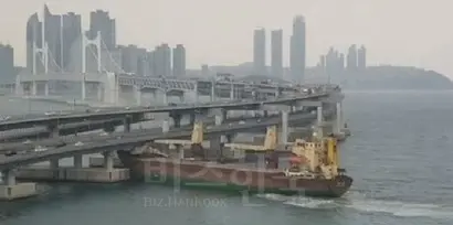 지난 2월 28일 부산항을 출항하던 5998톤급 러시아국적 화물선 씨그랜드호가 광안대교와 충돌하는 장면. 이 사고로 교량 구조물 일부가 파손돼 현재 복구 중이다. 사진=해양경찰 제공
