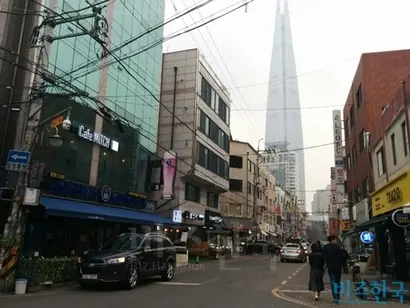 2017년 롯데월드타워가 생기고 20~30대의 유동인구가 늘어나며 송리단길은 2년 새 점점 확장됐고 가게들도 계속 늘어나는 추세다. 사진=이송이 기자