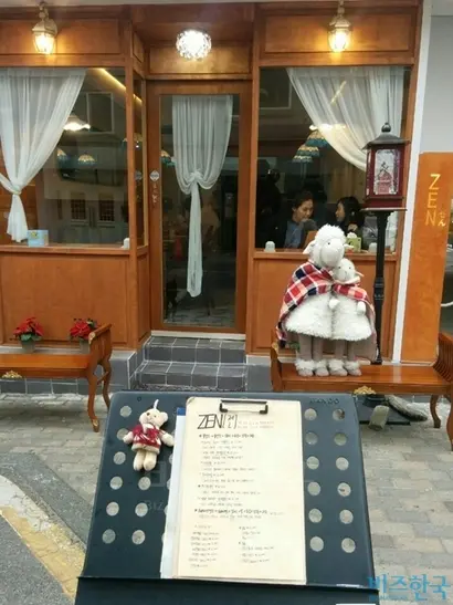 송리단길의 아기자기한 카페와 식당들이 저마다의 독특함으로 시선을 사로잡는다. 사진=이송이 기자