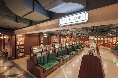 아크앤북의 매장 전경. 고객이 앉아서 책을 읽을 수 있는 공간이 마련돼 있다. 사진=OTD코퍼레이션 제공