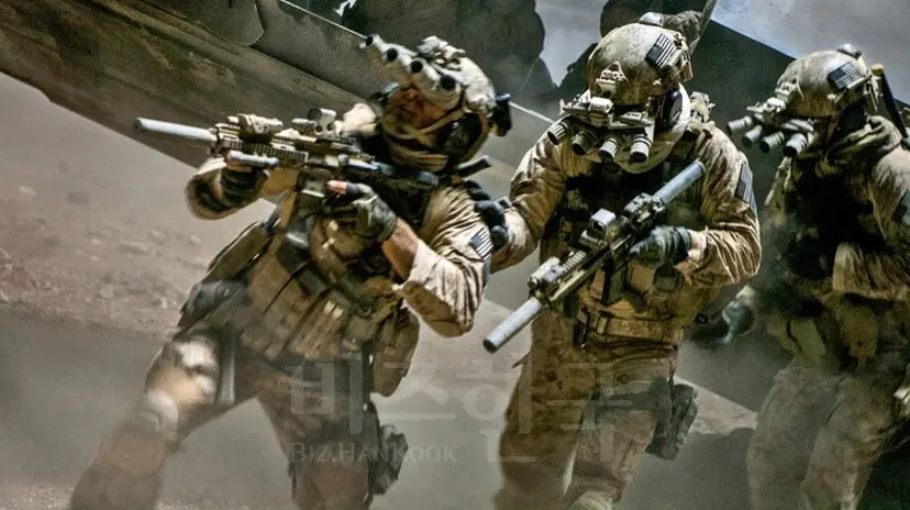 영화 ‘제로 다크 서티’에서 빈라덴 사살을 위해 HK416 소총을 들고 침투 중인 미 데브그루 요원들. 사진=Columbia Pictures