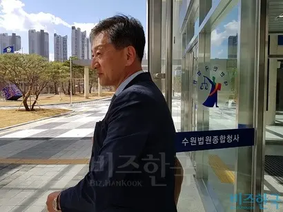 최승현 전 목암생명과학연구소 소장이 녹십자와의 첫 번째 공판 뒤 수원지방법원을 나서고 있다. 사진=박현광 기자