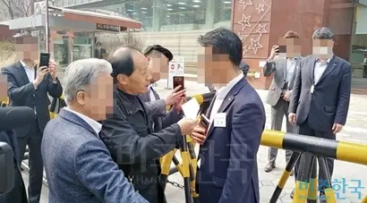 KB금융 직원이 윤영대 투기자본감시센터 대표 등과 실랑이를 벌였다. 사진=이성진 기자