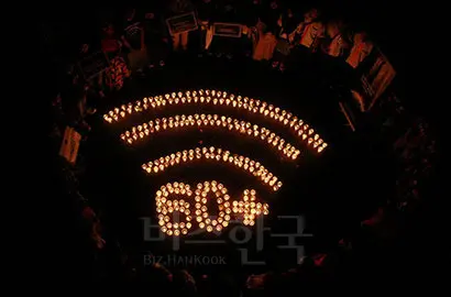 인류는 이제 재해를 창작하는 수준에 이르렀다. 3월 30일, 우리 행성에게 본연의 밤하늘을 돌려주는 ‘지구 시간(Earth Hour)’에 동참해보는 건 어떨까. 지난해 펼쳐진 지구 시간 행사 모습. 사진=WWF-Indonesia