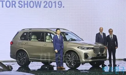 김효준 BMW코리아 대표이사 사장이 무대에서 발표를 하고 있다(위). 임승모 BMW그룹 디자이너, 피터노타 BMW 그룹 보드멤버, 김효준 BMW코리아 대표이사 사장(왼쪽부터)이 기념사진 촬영을 하고 있다(아래). 사진=고성준 기자