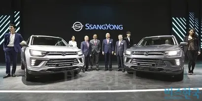 최종식 쌍용자동차 대표와 관계자들이 올뉴 코란도와 함께 기념촬영을 하고 있다. 사진=고성준 기자